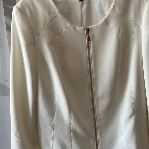 Cream Blazer from Melanie Lyne in a size 12. - Picture 4 of 5